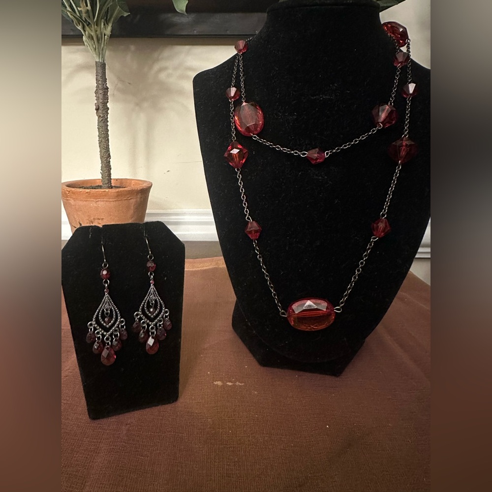 Women’s Red Stone/Silver Tone Metal Necklace & Earring Set EUC